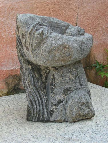 DA09 
Woman 2 
Granite 
10 x 8 x 5 inches 
Available